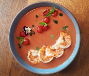 Wildwassergarnelen mit Erdbeer-Gazpacho, Minze und Vollkorn, Zwischengang Bistro ZweiSinn Meiers