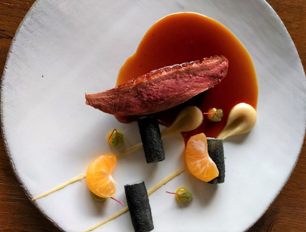 Neues Fine Dining Menü, Burgaud Ente mit Schwarzwurzel, Mandarine und Gewürzjus, ZweiSinn Meiers